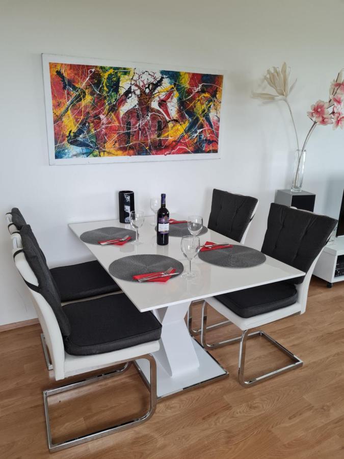 Prostorny 3 Pokojovy Apartman S Dvema Terasami 프라하 외부 사진