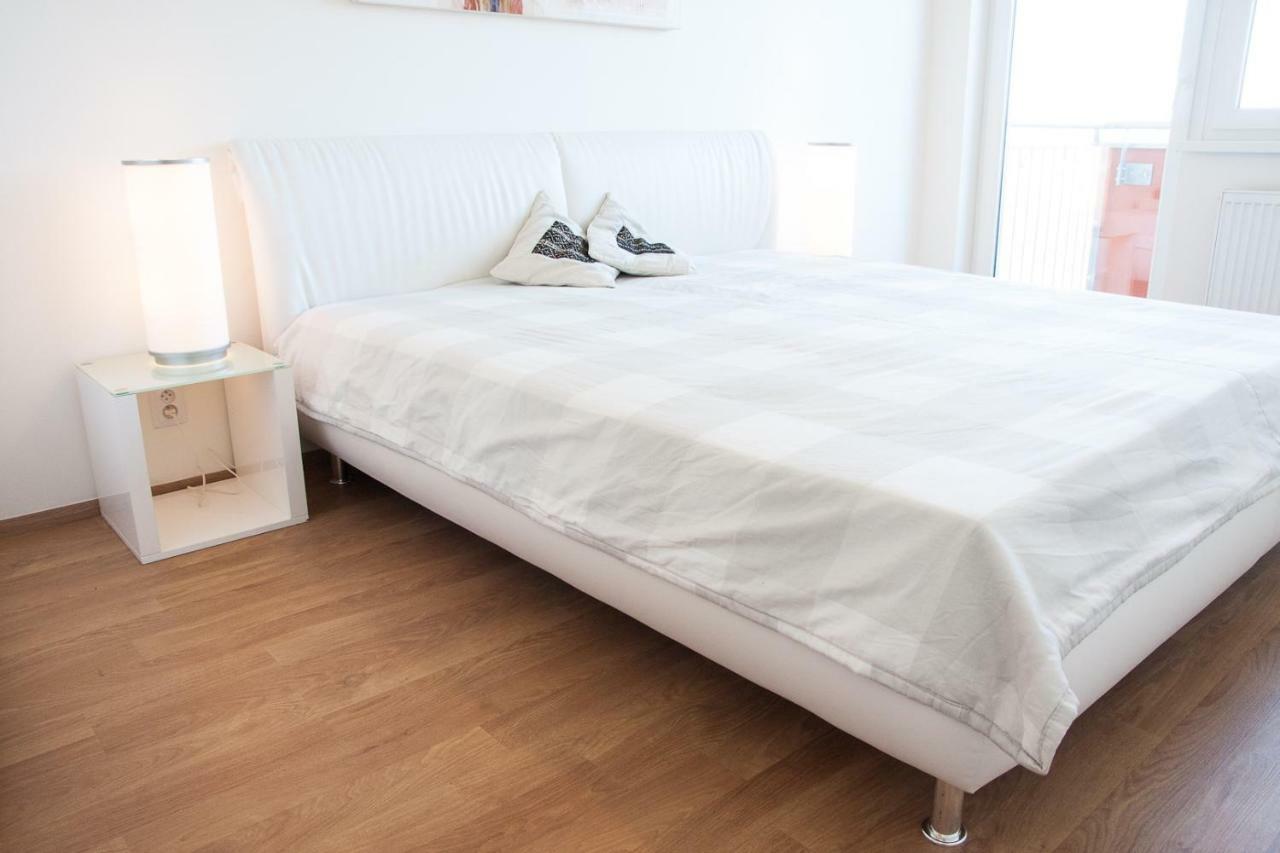 Prostorny 3 Pokojovy Apartman S Dvema Terasami 프라하 외부 사진